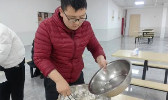 欢度元宵：包汤圆 猜灯谜